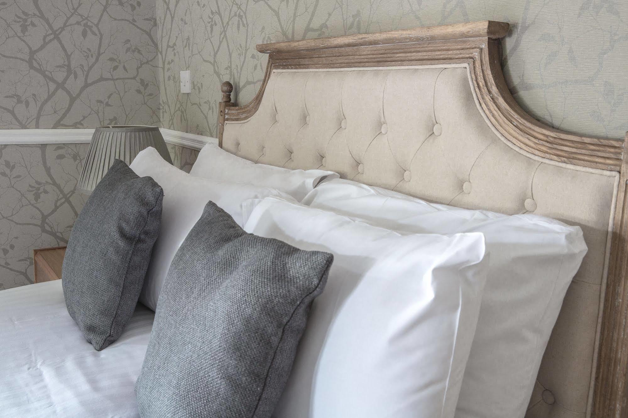 Llechwen Hall Country house *